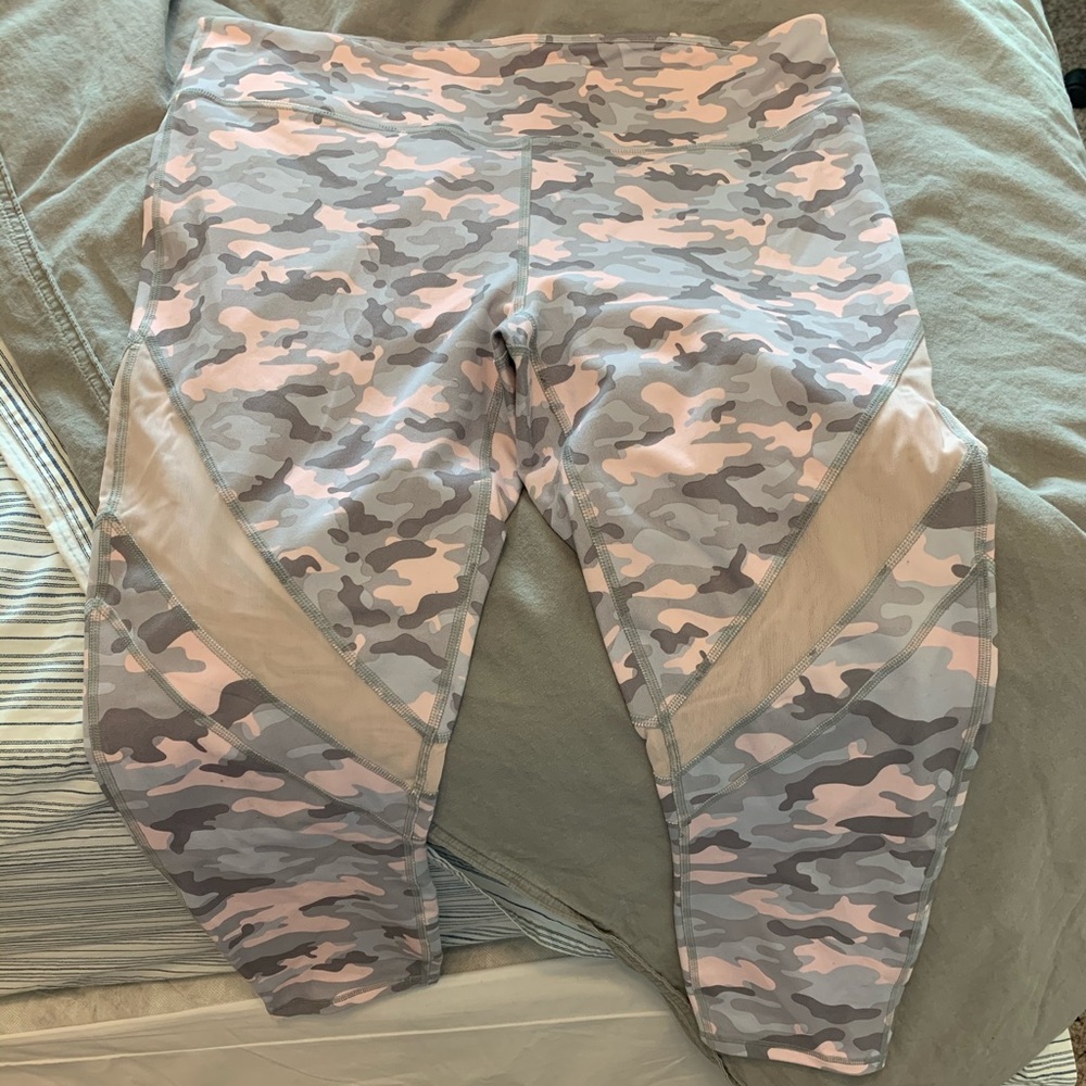 Fabletics Mid-Rise Printed Powerhold Capri